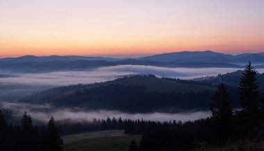 Dağın üstünde güzel bir gün doğumu