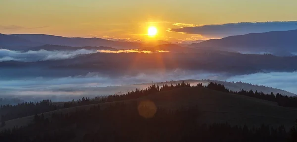 Un hermoso amanecer sobre la montaña —  Fotos de Stock