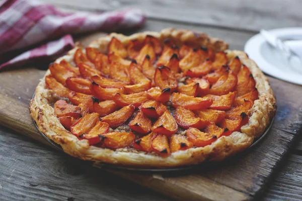 Délicieux gâteau aux amandes abricot sur pâte feuilletée . — Photo