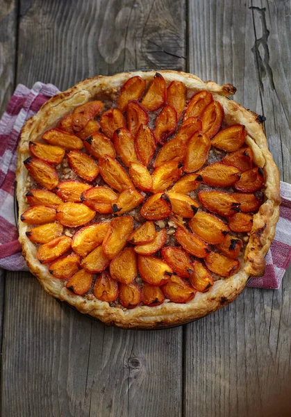 Délicieux gâteau aux amandes abricot sur pâte feuilletée . — Photo