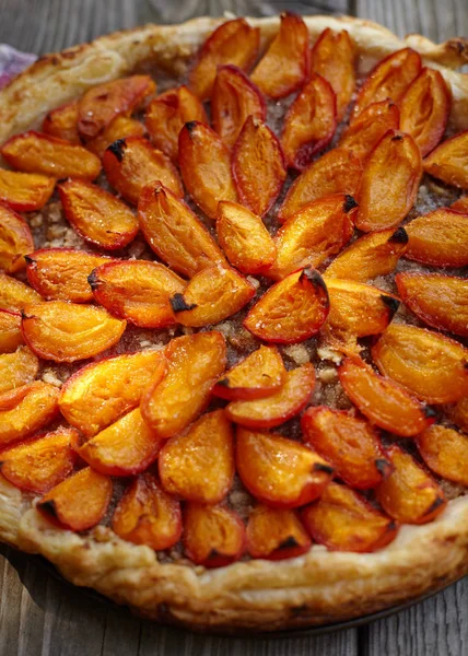 Délicieux gâteau aux amandes abricot sur pâte feuilletée . — Photo