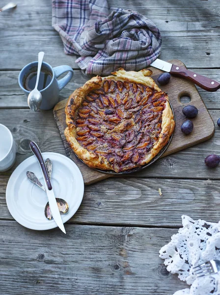 Délicieux gâteau aux amandes sur pâte feuilletée . — Photo