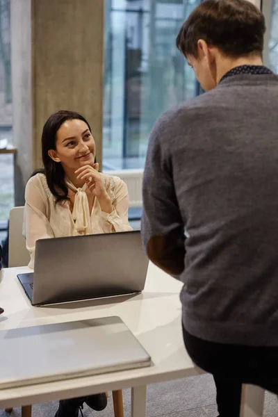 The boss seems to be courting a female employee — ストック写真