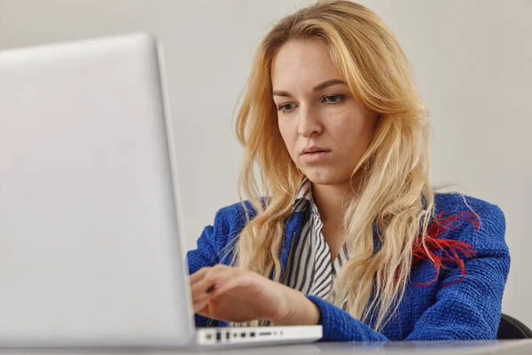 Mujer de negocios que trabaja en un proyecto muy importante —  Fotos de Stock