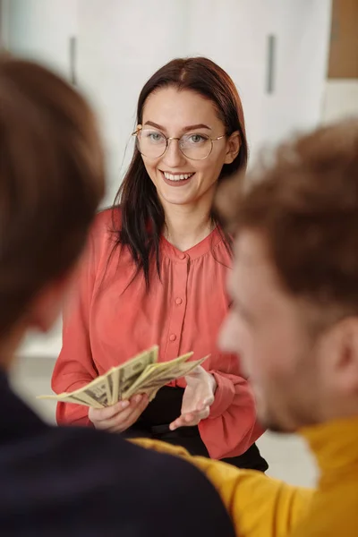 Joven mujer de negocios mostrando sus logros monetarios —  Fotos de Stock