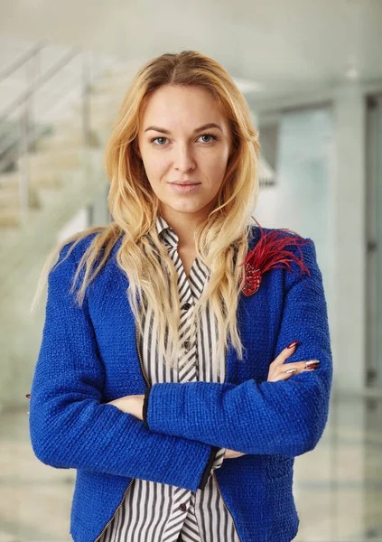 Retrato de jovem mulher de negócios em casaco azul escuro — Fotografia de Stock
