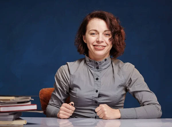 Donna con un sorriso ironico sul viso al lavoro senza voler lavorare — Foto Stock