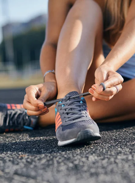 Frau bereitet sich auf Jogging-Training vor. Nahaufnahme von Laufschuhen. — Stockfoto