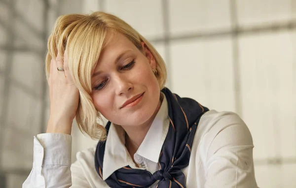 Zakenvrouw denken over werken in een kantoor — Stockfoto