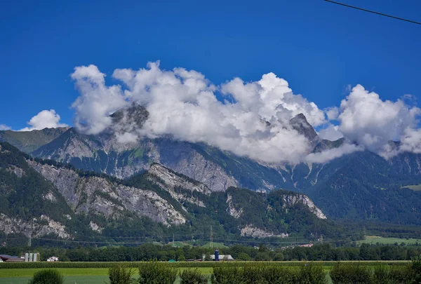 Vista sulle montagne vicino a Chur, Svizzera — Foto Stock