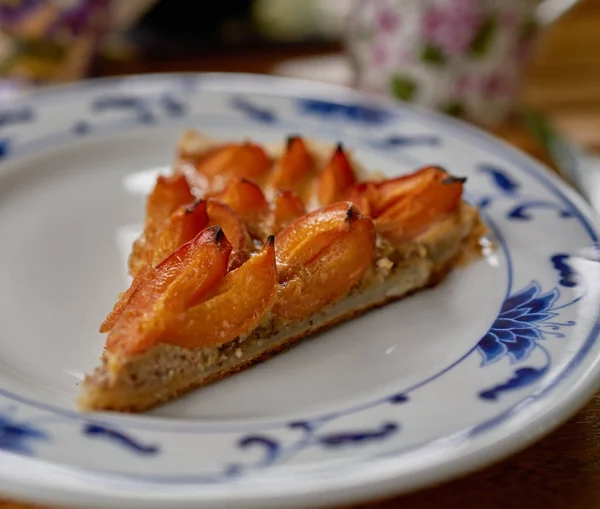 Köstliche Marillenkuchen auf Blätterteig. — Stockfoto