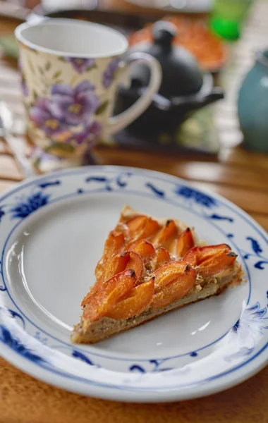 Délicieux gâteau aux amandes abricot sur pâte feuilletée . — Photo