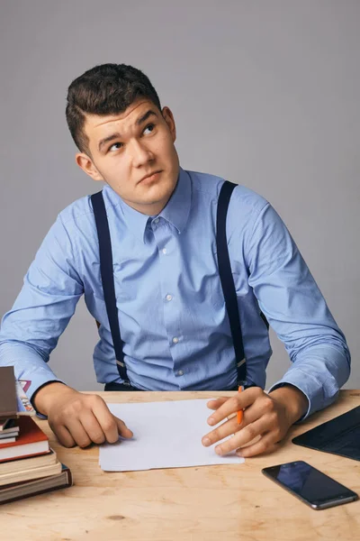 Young man in the workplace thinking about something — Stockfoto