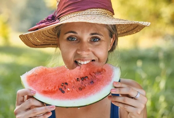 Bela mulher comendo melancia no verão no parque — Fotografia de Stock