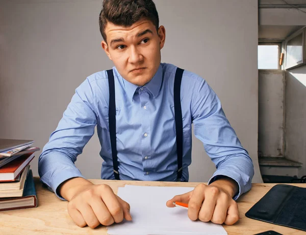 Young man in the workplace thinking about something — Stockfoto