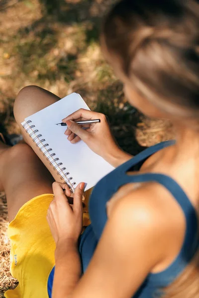 A beautiful young woman with note at outdoor — Stok fotoğraf