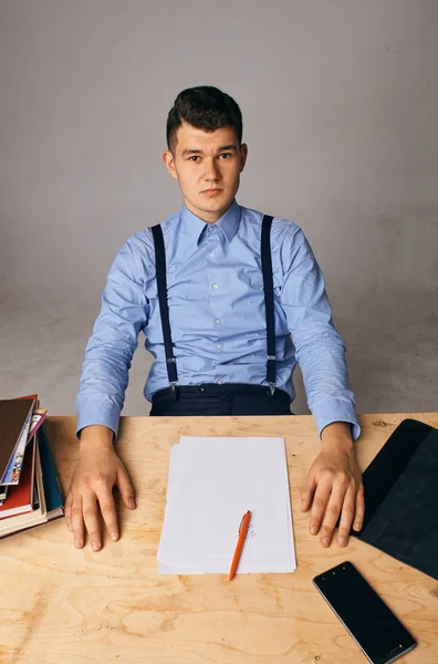 Retrato de um belo homem de negócios — Fotografia de Stock