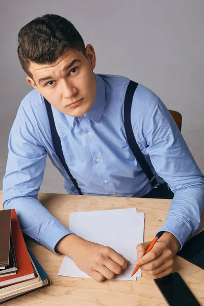 Joven en el lugar de trabajo pensando en algo —  Fotos de Stock