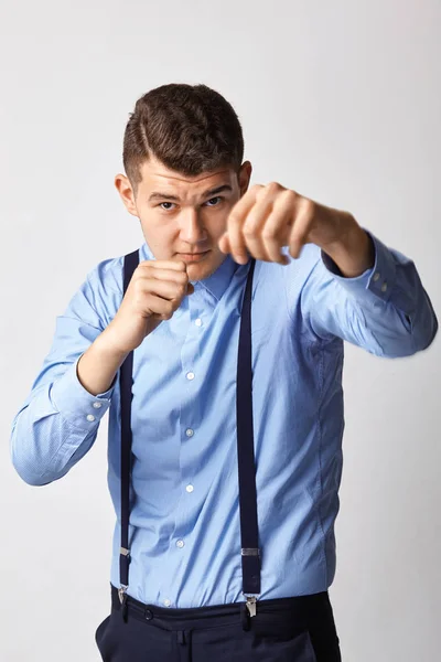 Hombre de negocios como un luchador exitoso, fuerte hombre de negocios boxeo . — Foto de Stock