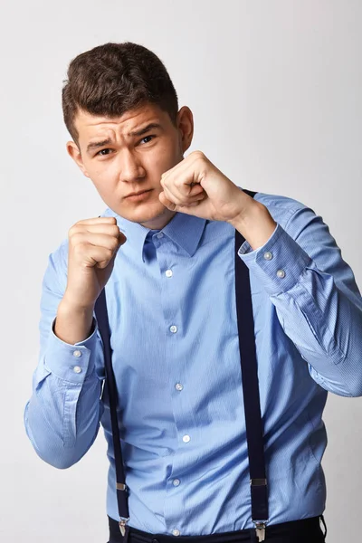 Hombre de negocios como un luchador exitoso, fuerte hombre de negocios boxeo . —  Fotos de Stock