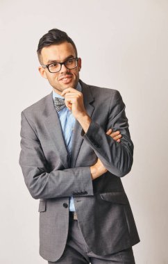 Gülümseyen şık genç sunucunun portresi.