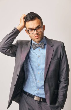 Genç bir adam kafasını kaşıyıp endişeleniyor.