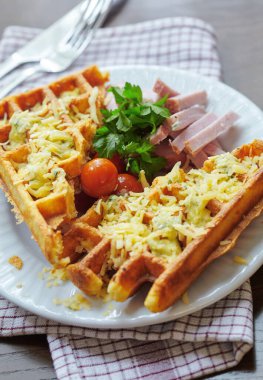 Etli peynirle kaplı waffle 'lar, tabakta maydanoz yaprakları