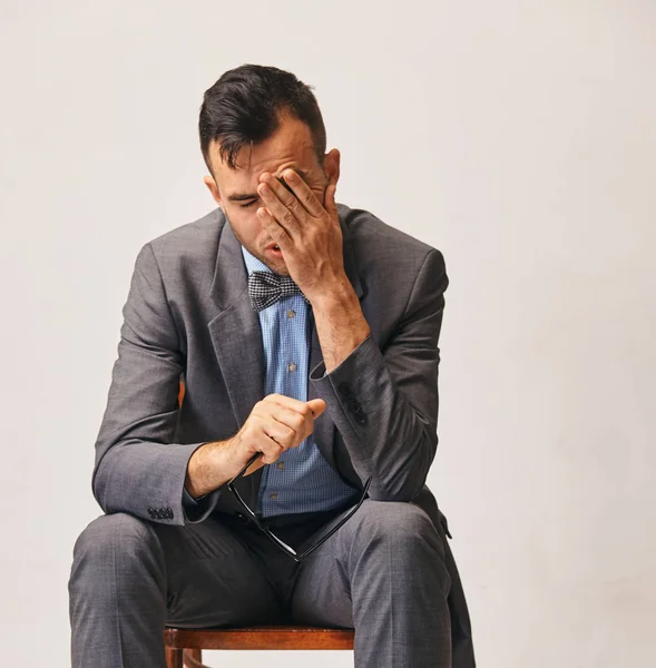 Un ritratto di giovane uomo d'affari alla moda È molto stanco dal lavoro — Foto Stock