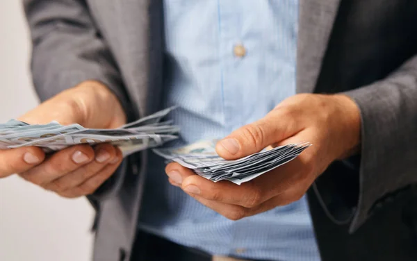 Un primer plano de las manos de un hombre que remite dinero — Foto de Stock