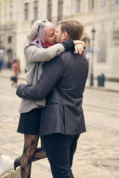 Paar in liefde buiten.Prachtige sensuele outdoor portret van jonge stijlvolle mode paar poseren in het voorjaar in de stad — Stockfoto