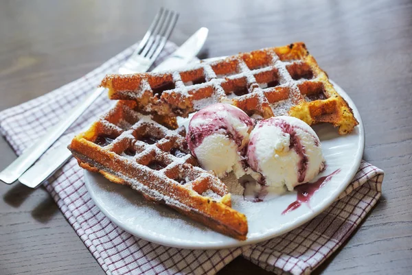 Dondurma ve reçelle kaplı waffle tabağı.
