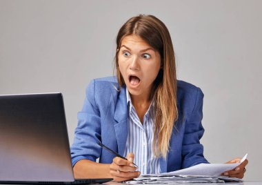 Modern ofis masasında çalışan ciddi bir iş kadını, dizüstü bilgisayarı, sinir krizi, röportaj, muayene, tıbbi test sonuçları, mali sorunlar, bekar kadın depresyonu...