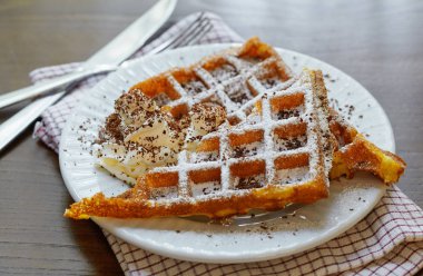 Krema ve çikolatayla kaplı bir gofret.