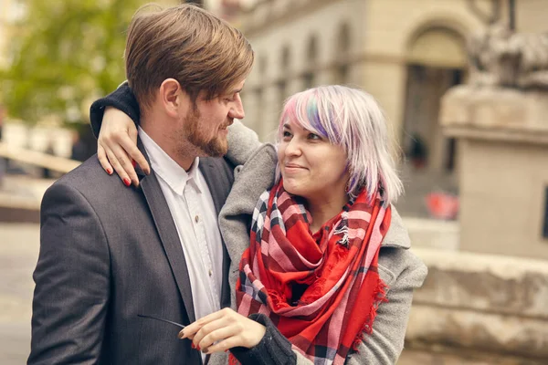 Casal no amor ao ar livre.Impressionante retrato ao ar livre sensual de jovem casal de moda elegante posando na primavera na cidade — Fotografia de Stock