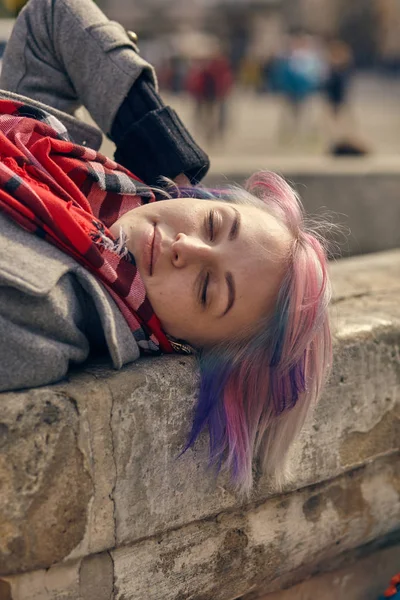 Sokakta baharda merdivenlerde yatan kendine güvenen bir kadın. . — Stok fotoğraf