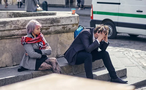 Молодая женщина и мужчина на улице, имеющие проблемы в отношениях — стоковое фото
