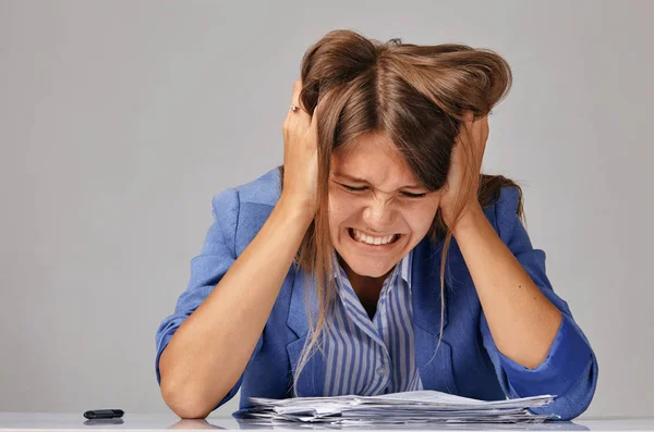 Allvarlig affärskvinna nervös från arbetet — Stockfoto