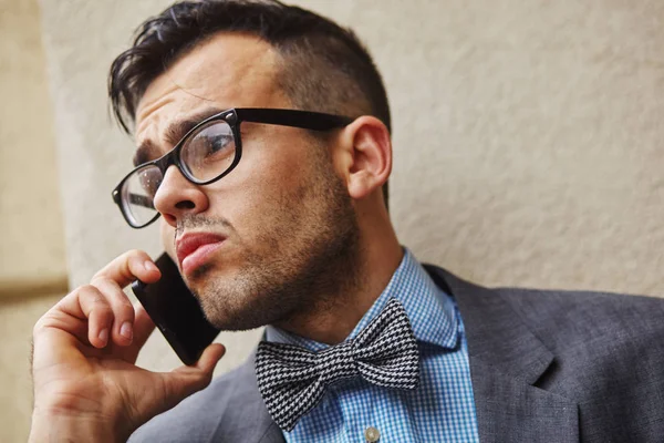 Young businessman talking on the phone on the street — Stock Photo, Image