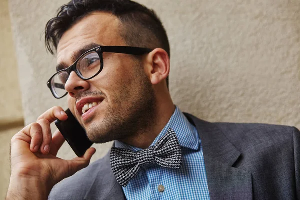 Joven hombre de negocios hablando por teléfono en la calle —  Fotos de Stock