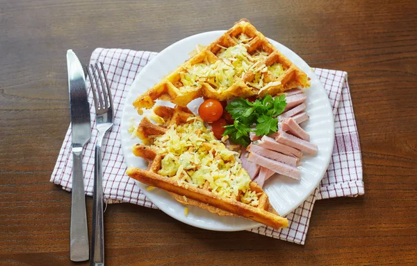 Los gofres cubiertos con el queso con la carne, las hojas del perejil en el plato —  Fotos de Stock