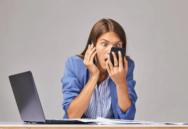 O femeie furioasă în tricou alb țipând la telefon, uitându-se la ecran, o femeie supărată citind vești proaste, o problemă cu telefonul mobil rupt sau descărcat , — Fotografie, imagine de stoc