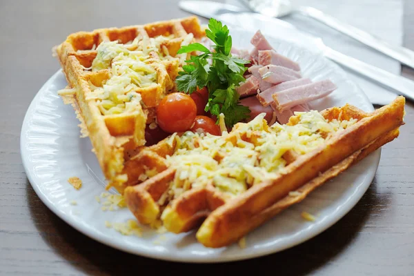 Etli peynirle kaplı waffle 'lar, tabakta maydanoz yaprakları
