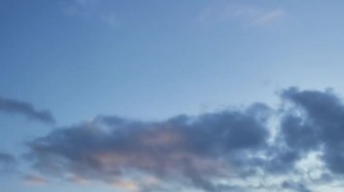 Zaman atlaması bulutları 4K yuvarlanan kabarık bulut filmi