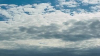 Zaman akışı bulutları yuvarlanan kabarık bulut filmi