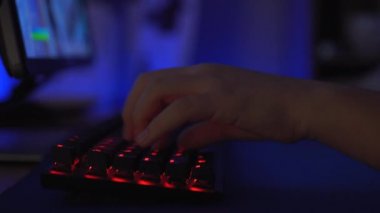 Klavye Kullanarak Oyun. Erkek Hacker Sisteme Girdi.