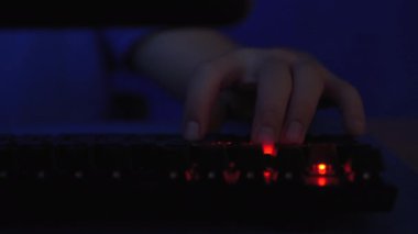 Klavye Kullanarak Oyun. Erkek Hacker Sisteme Girdi.