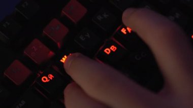 Klavye Kullanarak Oyun. Erkek Hacker Sisteme Girdi.