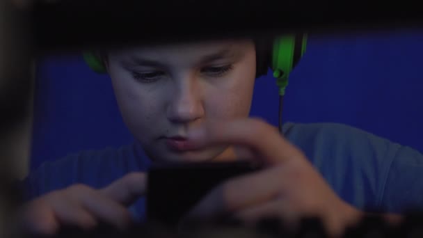 Emozionale adolescente giocare video game notte, faccia imita primo piano — Video Stock