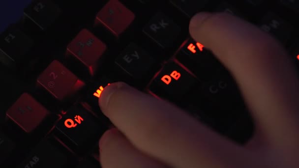 Spiel mit der Tastatur. Männlicher Hacker bricht in System ein. — Stockvideo