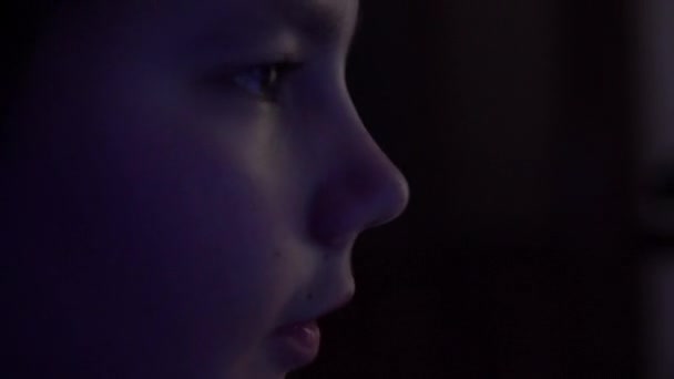 Emocionální teenager hrát videohry noc, tvář napodobuje close-up — Stock video